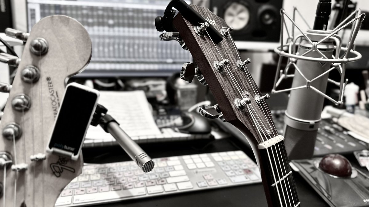 ギターの宅録のお仕事。🎸
シャッキシャキのカッティング弾きますよん〜

壊れたメガネでの生活は不便ですね。。
ヘッドホンの側圧がフレームに響きます。

もはやメガネが本体と言っても良い。
セロテープ恥ずかしいし（ ;  ; ）

3日後にようやく新しいのがお店に届く！
それまでの辛抱だー