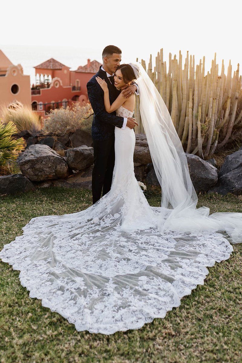 Pretty delicate #allwhitewedding decoration for this #gardenwedding 

#licandroweddings #ceremonydecor #weddingarch  #tenerife #vinccihotels #weddingplanner #bride #groom #weddingphotography 

licandroweddings.com 

<a href="/Vincci_Hotels/">Vincci_Hotels</a>