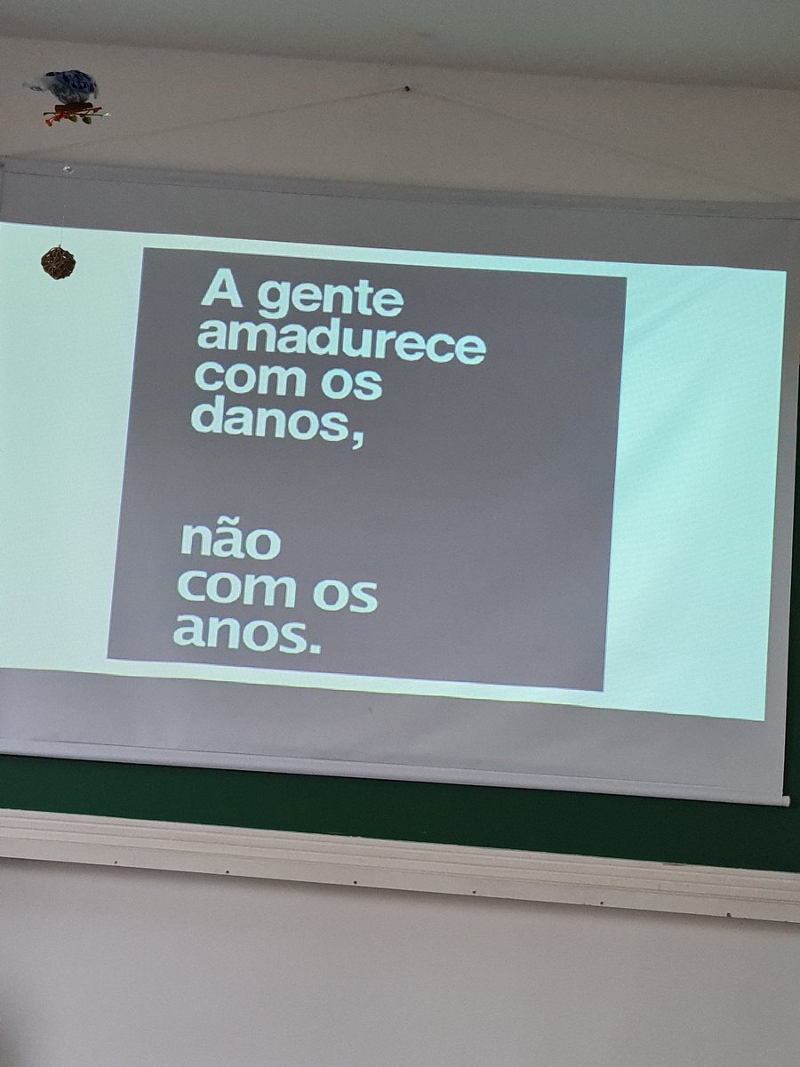 Chegamos em um momento em que as escolas estão ensinando aos pais a serem pais de filhos funcionais. 

Precisamos frustar nossos filhos, endurecer o jogo e dar desafios.

Menos mimimi, por favor!
#maternidadereal