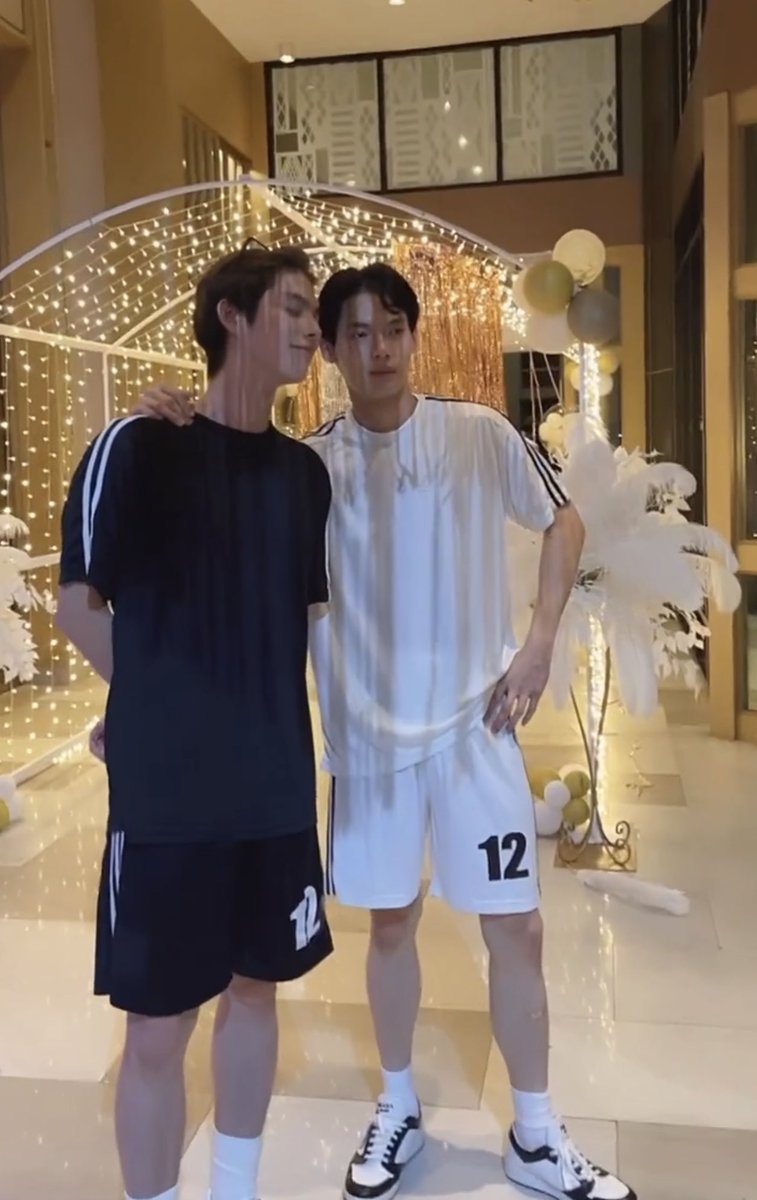 youcallmelips's tweet photo. WHAT THE FUCK IS REALLLL #ไบร์ทวิน #GmmtvOuting2023 https://t.co/FJldziLBxT