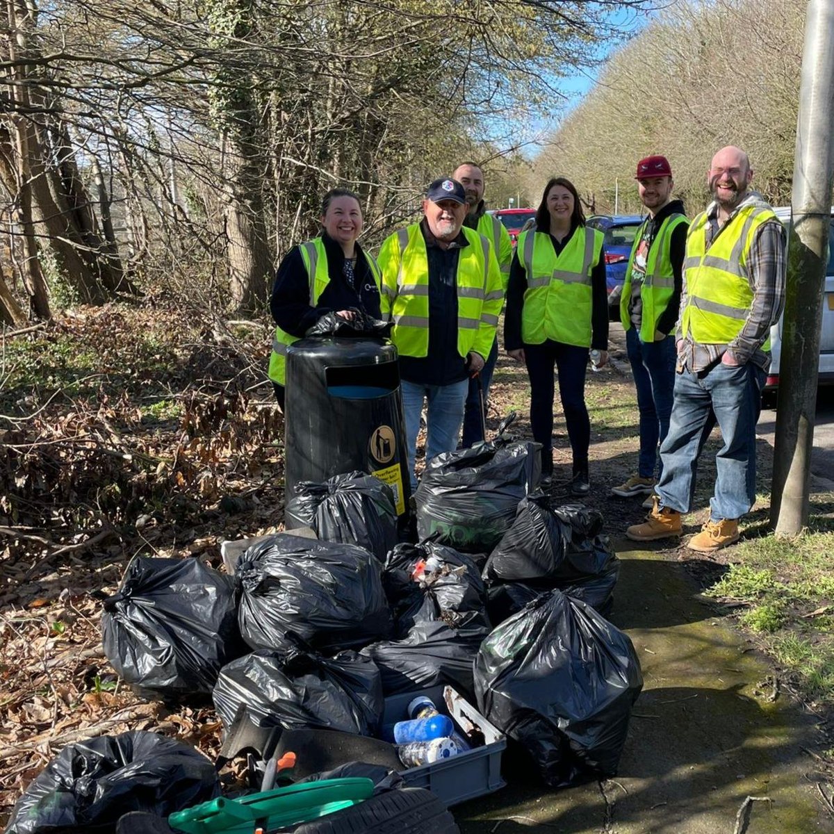 The team have been litter picking in Deanwood Drive for the #GBSpringClean We collected 16 bags of rubbish, 318 nitrous oxide canisters, 8 large canisters & 75 bags of dog poo🤮 - some retrieved from tree branches, there was a dog bin less than 50 meters away 🚯 #KeepKentClean