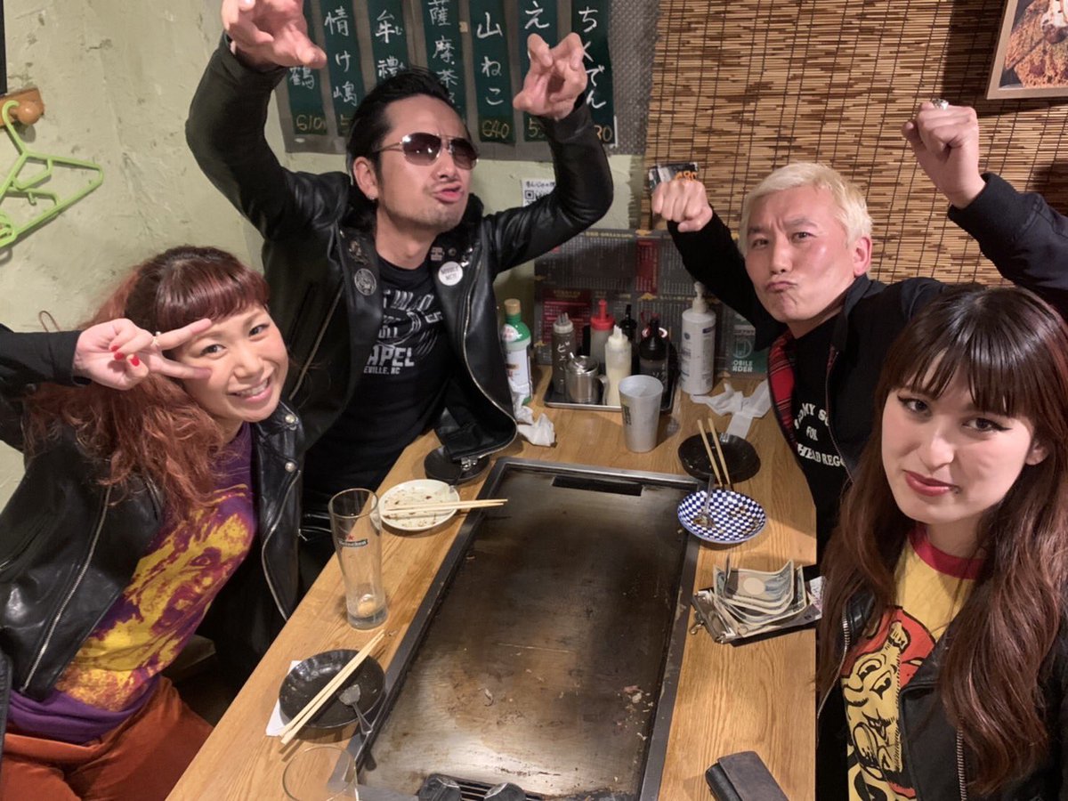 nevertrust_usc's tweet photo. ギターウルフのベースウルフGOTZがニュージーランドとオーストリアのツアーに旅立つので、THE LET'S GO'S CocoとAiと一緒に千駄木 小奈やで壮行会を開催!
たっぷりともんじゃとお好み焼きをビールで流し込んだので、南半球でも爆音を撒き散らし大暴れしてくるでしょう♪
#guiterwolf
#ギターウルフ https://t.co/O8V8d5i3Im