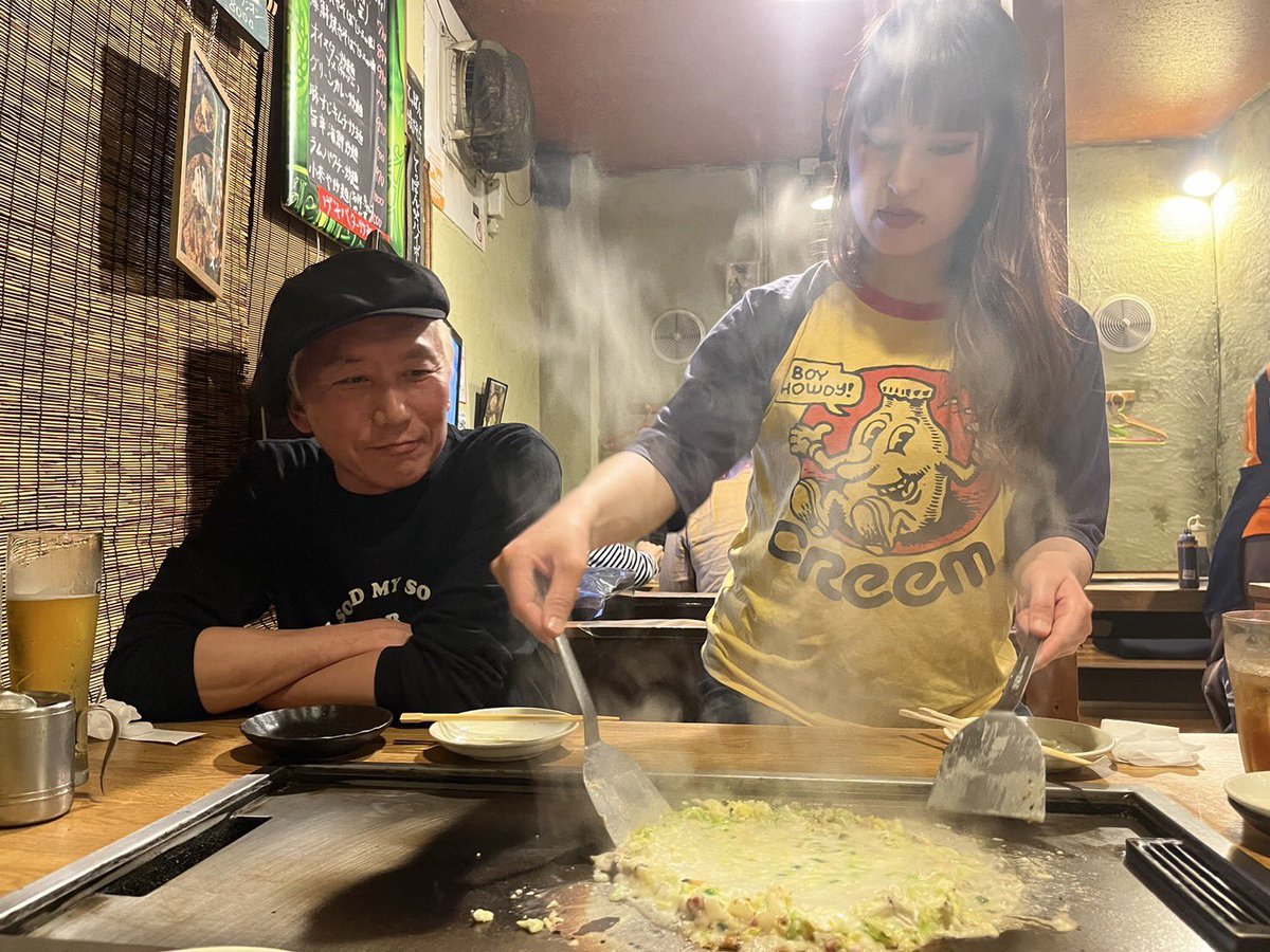 nevertrust_usc's tweet photo. ギターウルフのベースウルフGOTZがニュージーランドとオーストリアのツアーに旅立つので、THE LET'S GO'S CocoとAiと一緒に千駄木 小奈やで壮行会を開催!
たっぷりともんじゃとお好み焼きをビールで流し込んだので、南半球でも爆音を撒き散らし大暴れしてくるでしょう♪
#guiterwolf
#ギターウルフ https://t.co/O8V8d5i3Im