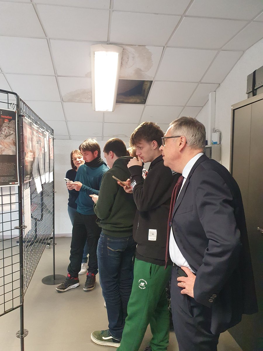Clemi_ot's tweet photo. 🚀 Lancement de la 34e édition de la #SPME2023 au @LyceePEM à #Bourges par M. Le Dasen ‼️
Découverte de l'exposition "Les images mentent" pour sensibiliser les élèves à la manipulation des images dans le cadre du cours #EMC #désinformation 
#EducMediasInfo https://t.co/XxWXL7ho2W