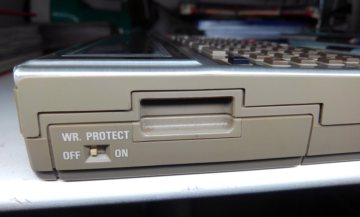 toshitada1973's tweet photo. 久しぶりにPC-2001を出してみたら…ここ、もしかして外せる? なんと、オプションのRAMカートリッジが付いてた…数年越しの大発見だよ… #PC2001 #PC2006 https://t.co/ItEvBaGOVo