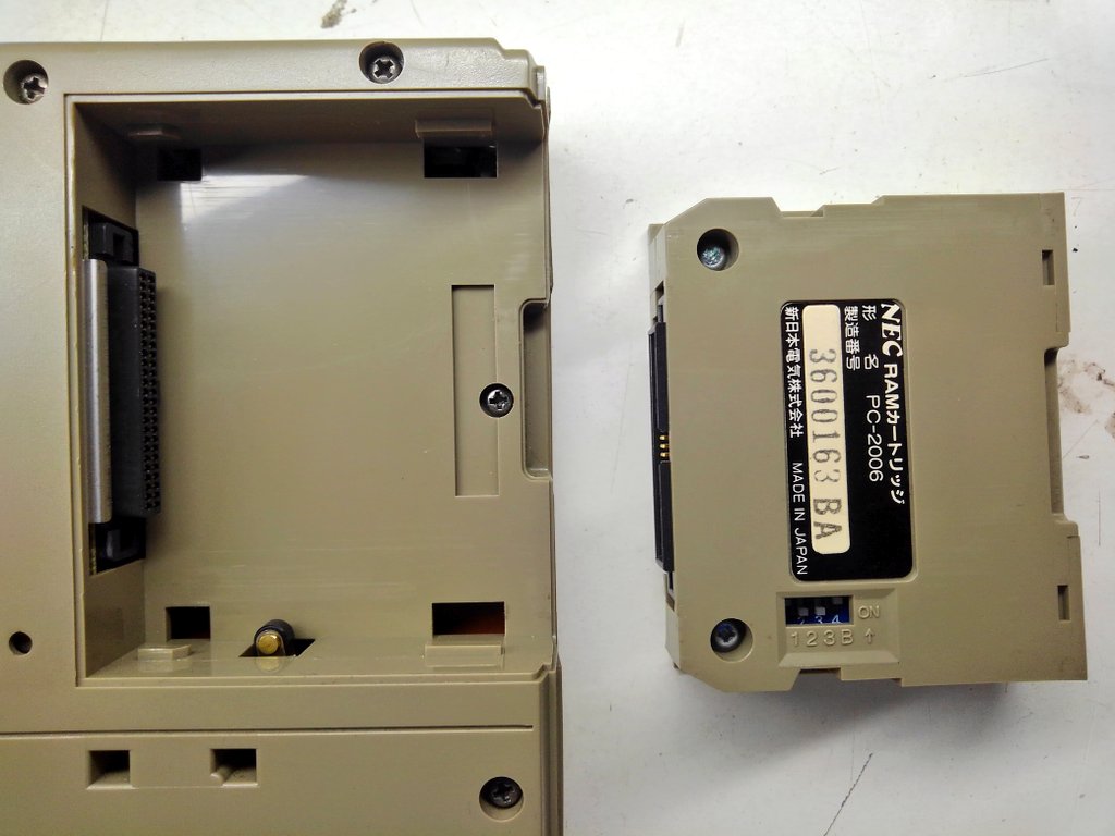 toshitada1973's tweet photo. 久しぶりにPC-2001を出してみたら…ここ、もしかして外せる? なんと、オプションのRAMカートリッジが付いてた…数年越しの大発見だよ… #PC2001 #PC2006 https://t.co/ItEvBaGOVo