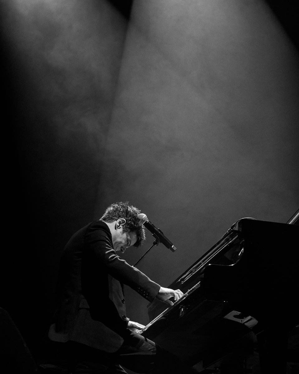 jamiecullum's tweet photo. Amazing to be back in Portugal to such incredible crowds. The singalong that began early in the Age of Anxiety is one I’ll remember for a long time. X https://t.co/Bd3Lgw3Vtt