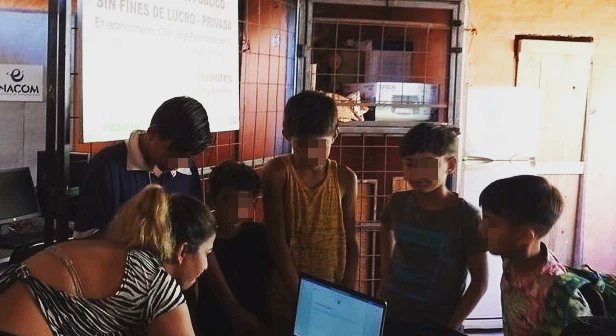 NataliaVinelli's tweet photo. La conectividad es un derecho. El Estado debe garantizar el acceso. Misiones, Posadas, cierre de obra en 24 barrios populares. https://t.co/ouSEDbI6nb