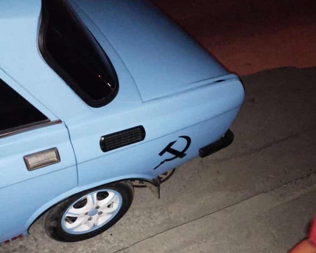 nagato_cubano's tweet photo. ¿El dueño del auto sabrá el significado de ese símbolo?🤣🤣🤣 https://t.co/2xSd8LX1F4