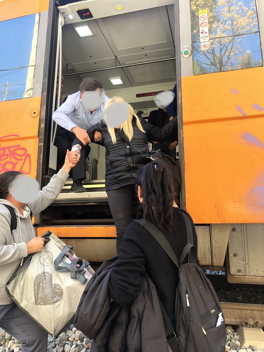 jenny_rh87's tweet image. Tren dirección Manresa con parada en todas las estaciones, llega a #Viladecavalls a las 14:30h y acelera en vez de frenar. Solo los 2 últimos vagones quedan dentro del anden. Unas 8 personas vamos en los 1º vagones y no podemos ir a la parte de atrás. @rodalies