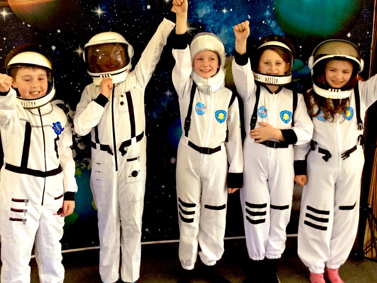 ysgol_y_dderi's tweet photo. Diolch @terrypugh25 @ttsscience am weithdy arallfydol am ein system solar a grymoedd!  Blwyddyn 3 wedi joio mas draw a dysgu llawer! #GwyddoniaethYmarferol #DysguAJoio 👨🏼‍🔬👩🏼‍🔬🔭🪐☄️🚀👩🏼‍🚀☀️ https://t.co/S21lRrKylQ