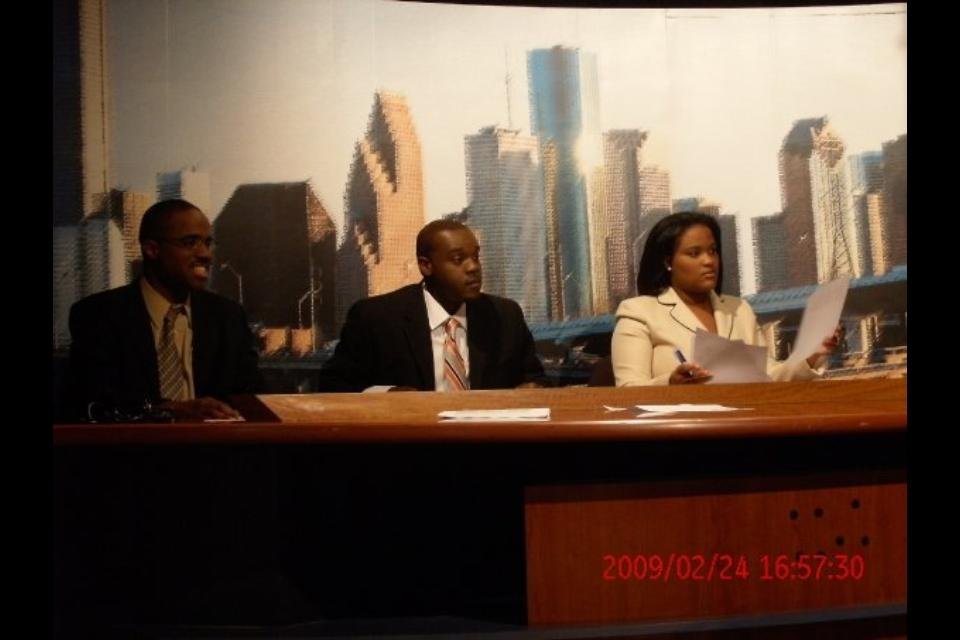 Katiera_Winfrey's tweet photo. This memory showed up for me today. Back when I used to #anchor our student newscast at @TexasSouthern . This just so happens to be the start of #CommunicationsWeek #MLKSchoolOfCommunications #Graduate #TigerNews https://t.co/rjebU9S55V