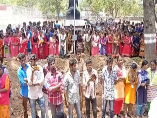 tamilmarxorg's tweet photo. அரசு கல்லுாரி வளாகத்தில், 'டைட்டில் பார்க்' அமைக்க எதிர்ப்பு தெரிவித்து மாணவர் அமைப்பினர் தொடர் போராட்டம் நடத்த முடிவு செய்துள்ளனர்.

இக்கல்லுாரியில், 4,000க்கும் மேற்பட்ட மாணவ, மாணவியர் படித்து வருகின்றனர். . #SFI #SFIstrike #TNgovert #stopTitlePark 1/3 https://t.co/W0w8zjMvfH