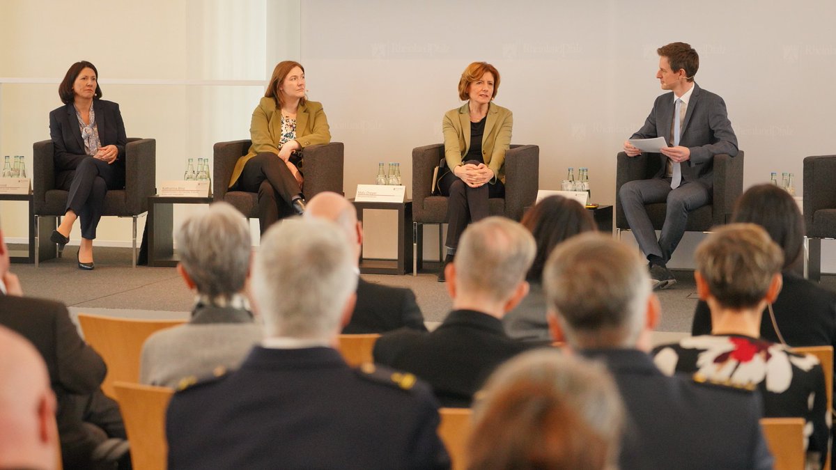 Die akute Pandemie ist vorbei - aber nicht vergessen. Malu #Dreyer: #Corona-Bündnis #RLP wurde April 2020 ins Leben gerufen und leistete wichtigen Beitrag, das soziale Miteinander, Beschäftigung und Wertschöpfung zu stärken. Starke Demokratie übersteht große Krise nur gemeinsam.