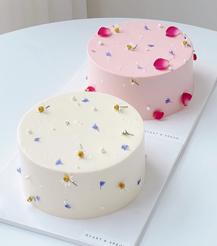 daily_dolce's tweet photo. Flower cakes by heart_n_arrow https://t.co/x6cX7Ovsds