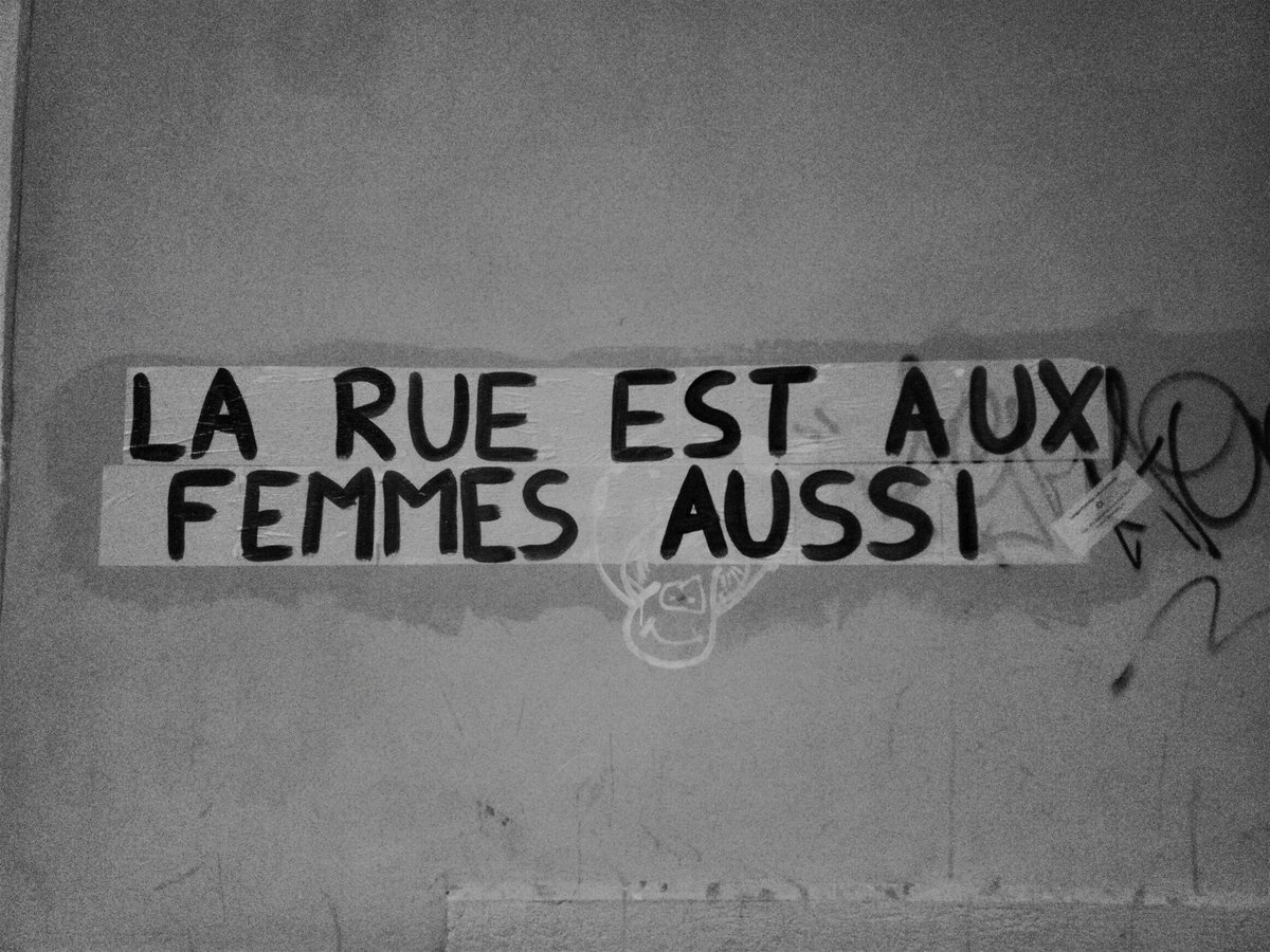 collages_ve's tweet photo. Tous les jours et plus encore, toutes les nuits, nous le ressentons : la présence des femmes dans l'espace public est un combat. 
Nous le répétons : LA RUE EST AUX FEMMES AUSSI ! https://t.co/n2aYSZj6Zq