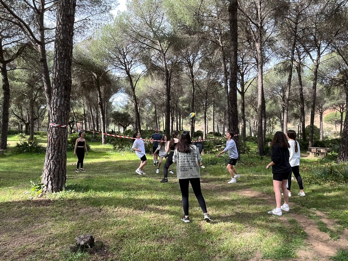 iescantillana's tweet photo. El alumnado de 1º Bachillerato ha realizado hoy una actividad complementaria consistente en una ruta de senderismo por la Dehesa Matallana de Lora del Río. También ha practicado diferentes deportes en la zona recreativa del parque 💪. #EducaciónFísicaesSalud https://t.co/SOUaUUcIID