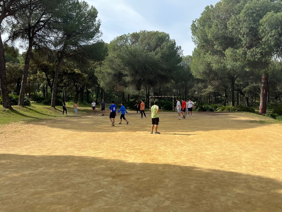 El alumnado de 1º Bachillerato ha realizado hoy una actividad complementaria consistente en una ruta de senderismo por la Dehesa Matallana de Lora del Río. También ha practicado diferentes deportes en la zona recreativa del parque 💪. #EducaciónFísicaesSalud