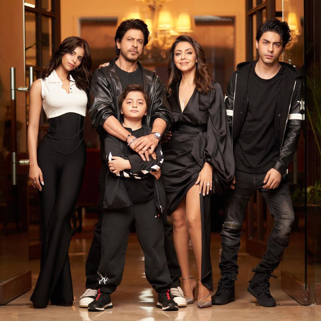 The Khan family shines in one frame , captivating the internet with their aura, good looks, and charm.

#shahrukhkhan #gaurikhan #aryankhan #suhanakhan #abramkhan <a href="/iamsrk/">Shah Rukh Khan</a> <a href="/gaurikhan/">Gauri Khan</a>