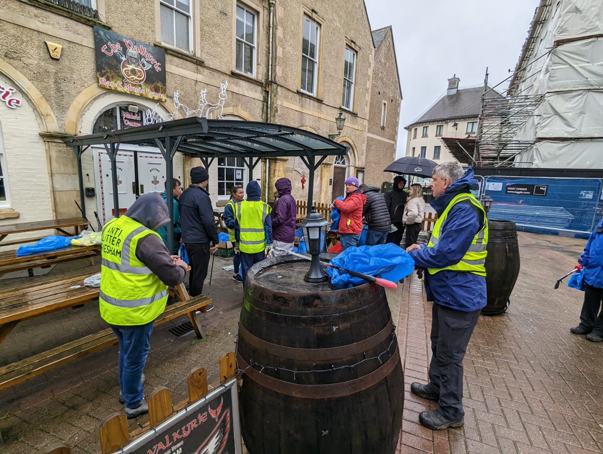 A great work by our <a href="/RonaldsRangers/">Ronald's Rangers</a> from Evesham joining  a 49 strong team of locals and businesses, together they picked 50 bags of litter from the streets across the town during the Great British Spring Clean <a href="/HuddlestonNigel/">Nigel Huddleston MP</a> <a href="/KeepBritainTidy/">Keep Britain Tidy</a> 
👏👏👏👏