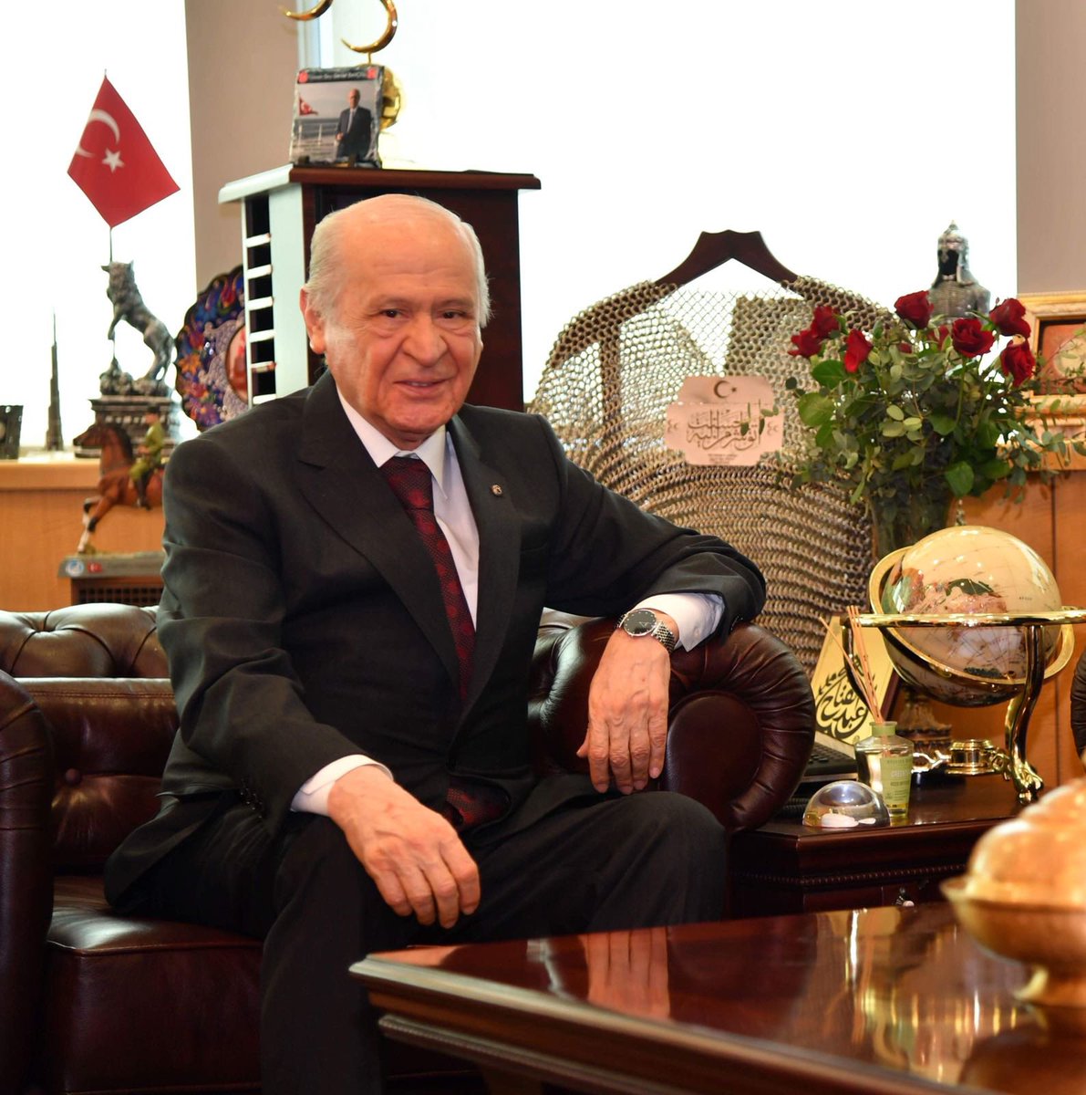 Bilmeyenler bilsin...
Bakın bakalım eşi benzeri var mı?
DEVLET
BAHÇELİ 
KİMDİR...
👇👇

Devlet BAHÇELİ;
Milliyetçiliğin suç olduğu yıllarda herkes Bașbuğ'dan kaçarken Cumhuriyetçi Köylü Millet Partisi'nin seminerlerine gidip gelecek kadar ADAM' dır.
 
Devlet BAHÇELİ;
Sol