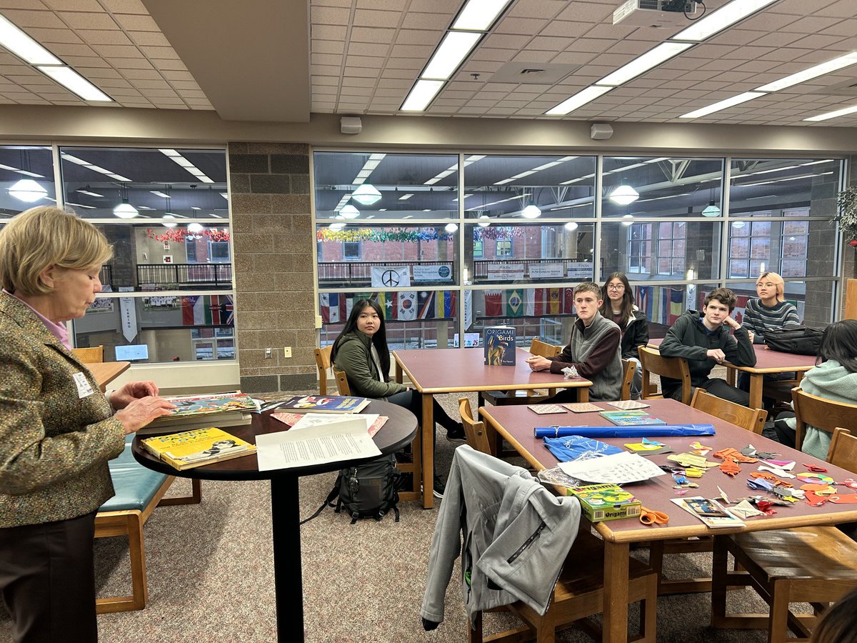 emm_1980's tweet image. Folded pages and fancy shapes! ⁦The ⁦@CentralBulldog⁩ Book Club unleashed their inner artists on Friday with guest speaker Sarah Muegge.  #origami #spslib #bookclub⁦@CHSLibrary1⁩