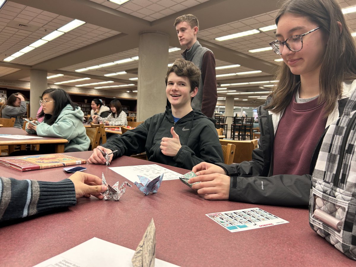 emm_1980's tweet image. Folded pages and fancy shapes! ⁦The ⁦@CentralBulldog⁩ Book Club unleashed their inner artists on Friday with guest speaker Sarah Muegge.  #origami #spslib #bookclub⁦@CHSLibrary1⁩