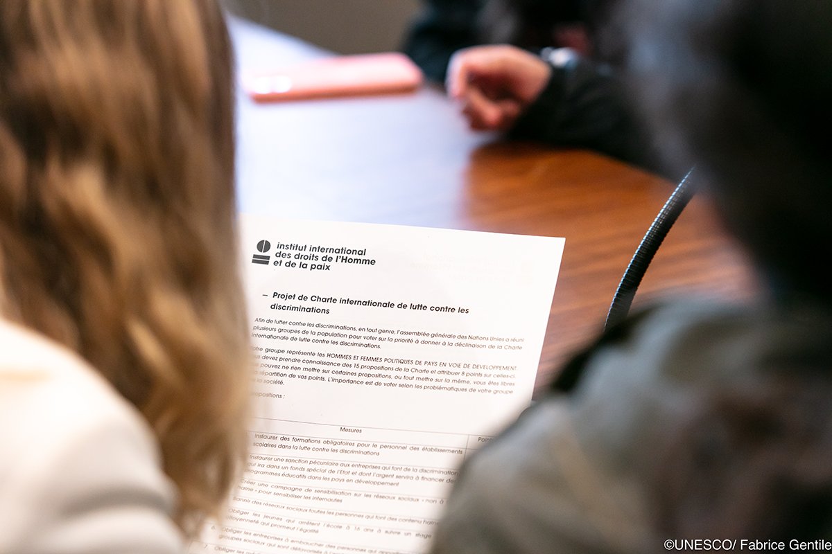 2idhp's tweet photo. 🔎 Retour sur la  dernière #Masterclass contre le racisme et les discriminations de l'@UNESCO avec plus de 1000 lycéens.🙂 L'Institut animait un atelier de sensibilisation aux mécanismes des discours de haine auprès de 80 jeunes.
➡ En savoir plus : https://t.co/eL2w9ETGoB https://t.co/8m7d99Sxst
