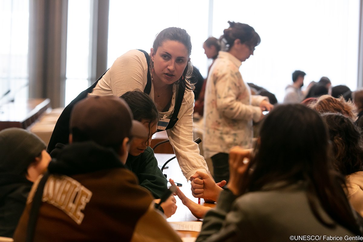 2idhp's tweet photo. 🔎 Retour sur la  dernière #Masterclass contre le racisme et les discriminations de l'@UNESCO avec plus de 1000 lycéens.🙂 L'Institut animait un atelier de sensibilisation aux mécanismes des discours de haine auprès de 80 jeunes.
➡ En savoir plus : https://t.co/eL2w9ETGoB https://t.co/8m7d99Sxst