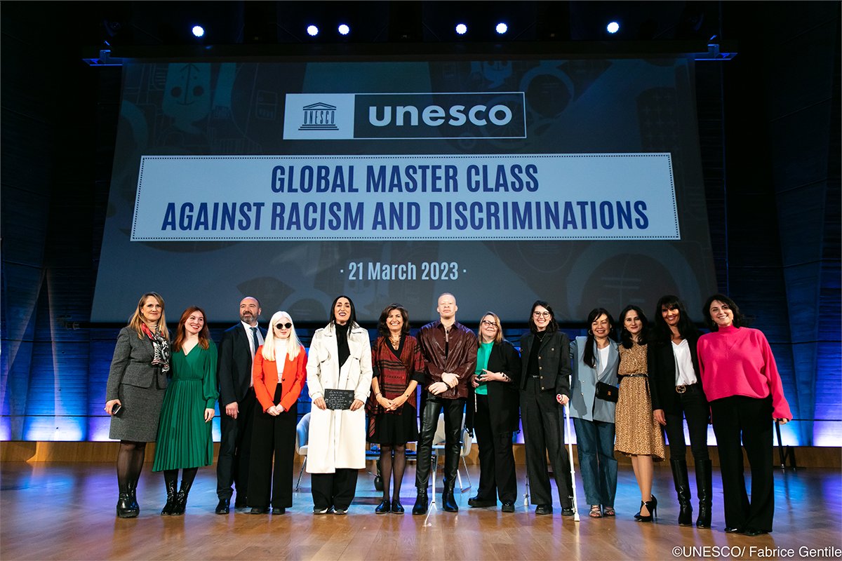 2idhp's tweet photo. 🔎 Retour sur la  dernière #Masterclass contre le racisme et les discriminations de l'@UNESCO avec plus de 1000 lycéens.🙂 L'Institut animait un atelier de sensibilisation aux mécanismes des discours de haine auprès de 80 jeunes.
➡ En savoir plus : https://t.co/eL2w9ETGoB https://t.co/8m7d99Sxst