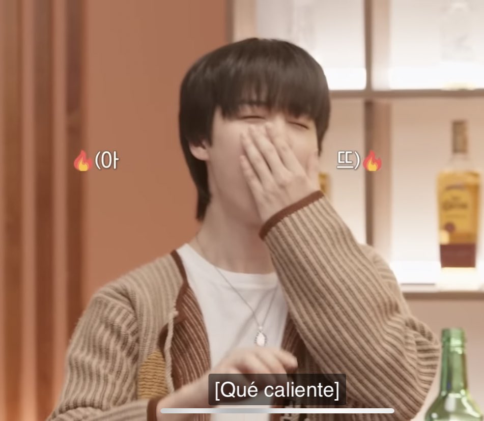 myjeonlvs's tweet photo. El momento en que jimin se quemó con la comida y estaba tratando de prestarte atención a yoongi que estaba demasiado inspirado hablando y cuando se dió cuenta comienza a decir que si le estaba prestando atención y que si venía a promocionar su álbum y jimin diciendo que no + https://t.co/DKPad9DX1V