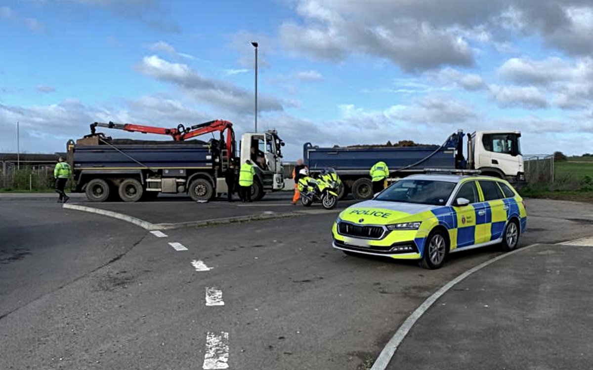 EnvAgencySE's tweet photo. We were with @KentPoliceRural stopping vehicles carrying waste.
The 4 vehicles we stopped all had Waste Carriers Licences.
Check who you give your waste to here: https://t.co/IhwGtCTz1r
#Eastchurch #WardenPoint https://t.co/h3VvnzhWWg