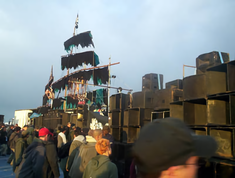 Façade Bateau Pirate  3FAZE - NAWAK - PARAZYT - POLEMIKS at #Teknival du 1er mai 2004 à Chambley

Et vous de quel Teknival aimeriez vous voir ressortir un max d'archives ? On essayera de satisfaire les commentaires avec le plus de soutient ....