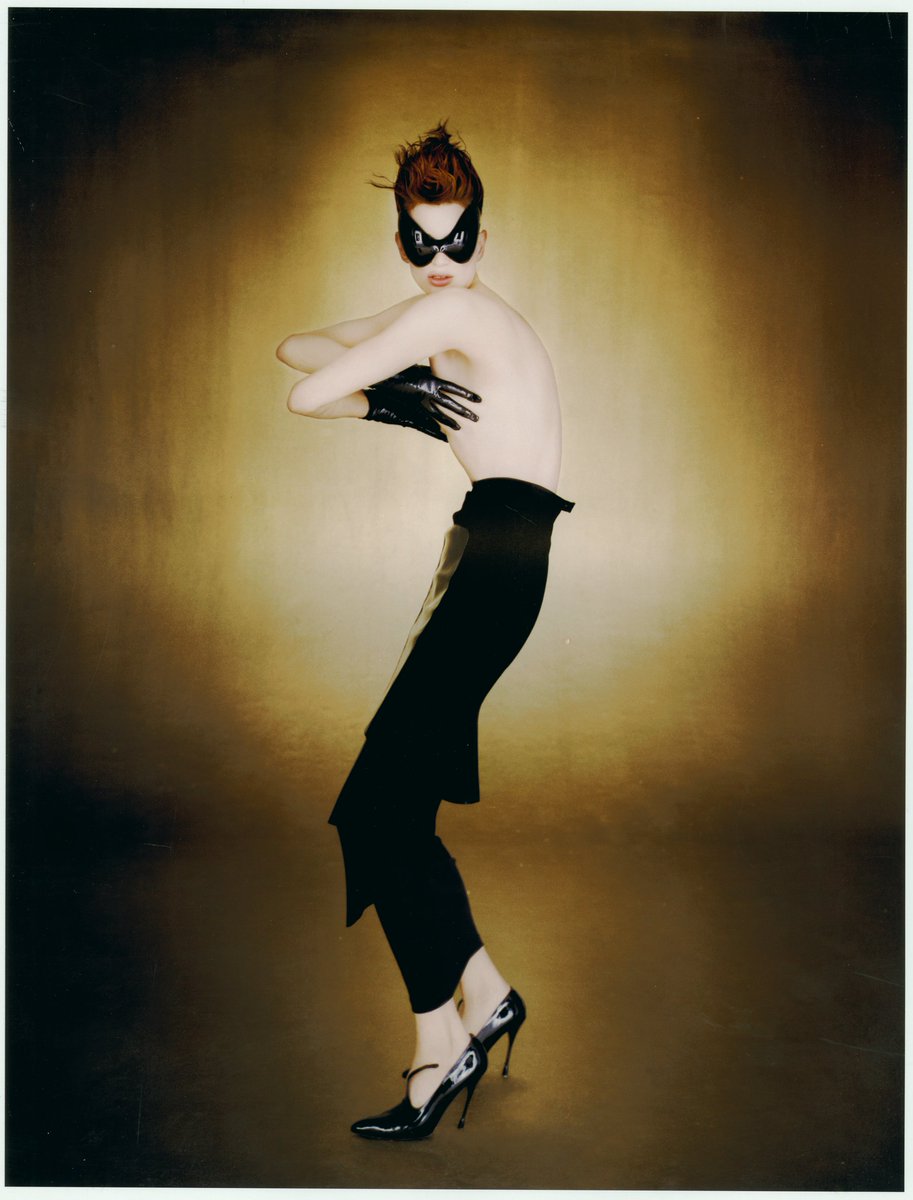 Paris Musées (@parismusees) on Twitter photo Dans l’#expo1997 au <a href="/PalaisGalliera/">Palais Galliera</a> vous pouvez rencontrer les insectes de #Mugler 😮
🪰 Cet ensemble « mouche », avec ses lunettes globulaires, est l’une des tenues emblématiques de la collection.
📸Thierry Mugler, 1997, collection « Les Insectes ». Photo Jean-Baptiste Mondino Dans l’#expo1997 au <a href="/PalaisGalliera/">Palais Galliera</a> vous pouvez rencontrer les insectes de #Mugler 😮
🪰 Cet ensemble « mouche », avec ses lunettes globulaires, est l’une des tenues emblématiques de la collection.
📸Thierry Mugler, 1997, collection « Les Insectes ». Photo Jean-Baptiste Mondino