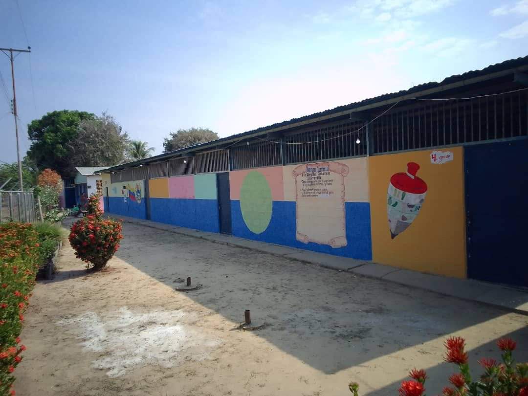 Siguiendo con las instrucciones del Pdte <a href="/NicolasMaduro/">Nicolás Maduro</a> la Min <a href="/_LaAvanzadora/">Yelitze Santaella</a> del @MPPEDUCACION la jefa de la <a href="/ZE_Apure1/">CDCEApure</a> Dra. <a href="/marys_orasma/">Marys Orasma</a> dió por concluida la recuperación de la EEP"José Luis Rojas" y el LB "Juan Antonio Pérez" gracias a las Bricomiles.
#NiCorrupciónNiGuarimbas