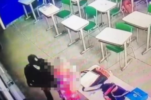 Metropoles's tweet photo. SP: vídeo mostra momento em que aluno invade escola e ataca professora.

Imagens mostram que estudante deu ao menos 10 facadas na professora dentro da escola; Elisabeth Tenreiro, 71 anos, morreu.

Leia: https://t.co/smbr75Cqfx https://t.co/FphlzaeUtn