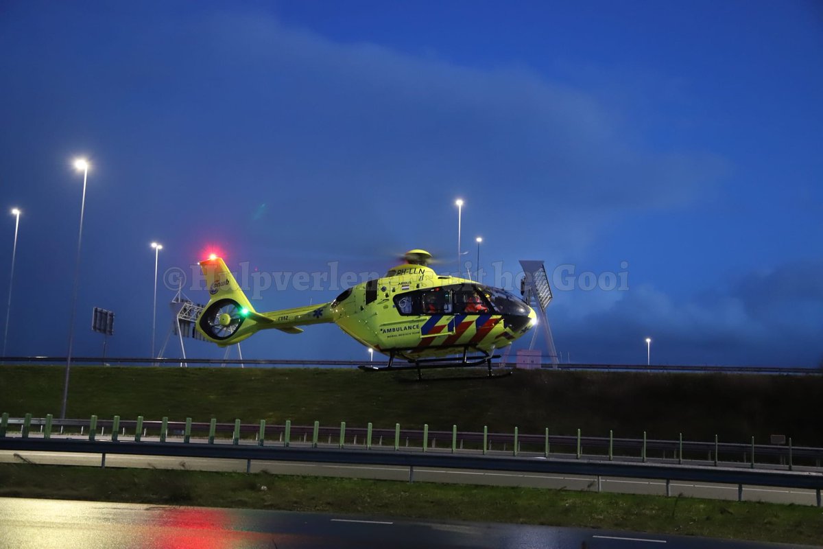 A1 #Muiden; de traumahelikopter was geland op de snelweg. Bij het ongeval waren twee personenauto's betrokken en zijn twee personen overgebracht naar het ziekenhuis. Hoe het ongeval kon gebeuren, is niet bekend.