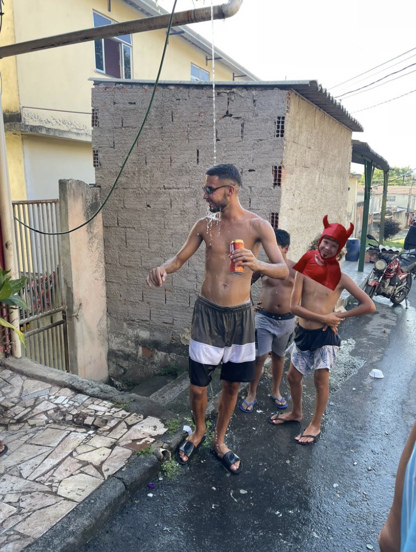 Cerveja falsa, gente feia e pagode ruim, assim foi o domingo kk