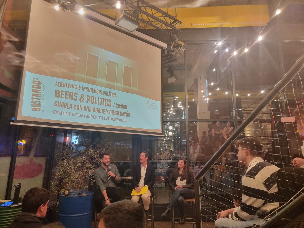 cperezrioja's tweet photo. Nunca es tarde para primeras veces. Bravo @Diego_Bayon y @ana_abade por hacer tan interesante mi primer @beerspolitics   #tertulia #aquipasancosas @Bastardohostel https://t.co/q7GngUTbdF