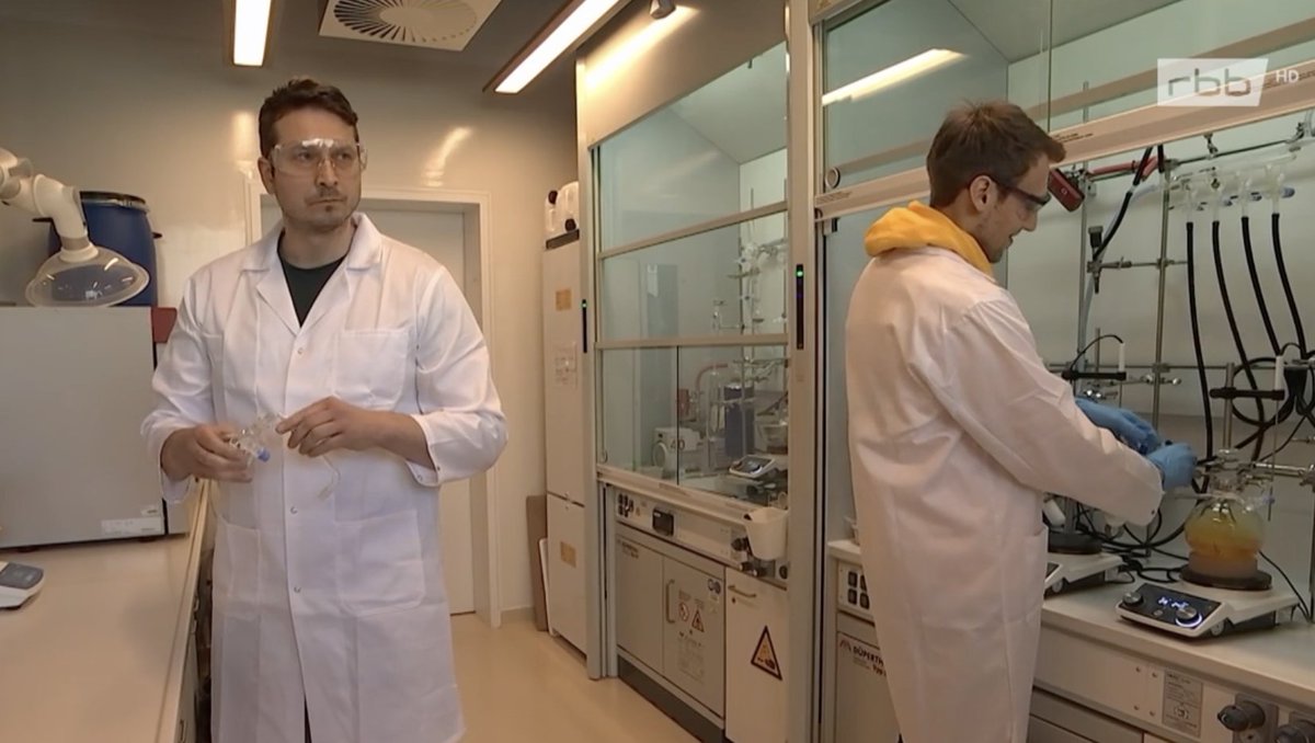 <a href="/rbbabendschau/">Meta ✌🏽</a> reporting on #greenmethanol live from our #synthesis #laboratory in #berlin @Technologiepark @berlinscience <a href="/HU_innovation/">Humboldt-Innovation</a> 

rbb-online.de/abendschau/vid…