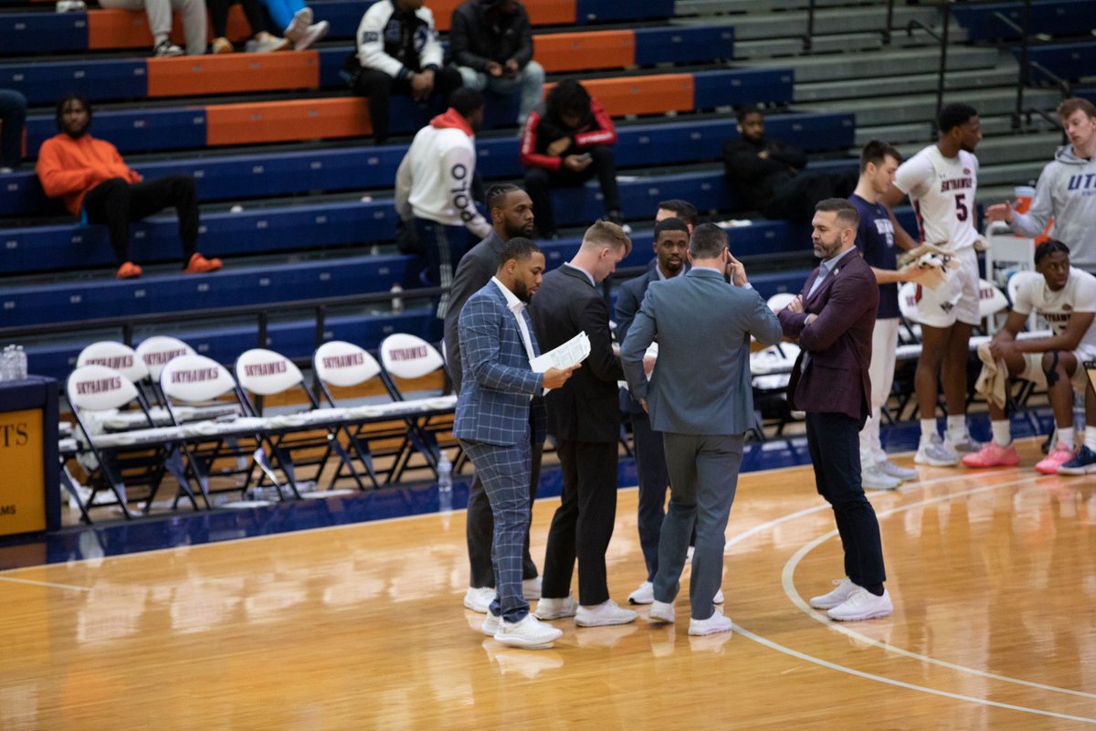 __CoachDJ's tweet photo. Year 3 complete ✅ 
Thank you God for the opportunity !
A great step in the right direction in Martin, TN. Huge thanks to the community &amp; our fans. Grateful for this wonderful group of players &amp; staff that I got to be around everyday ! https://t.co/wh12Tb1aSE