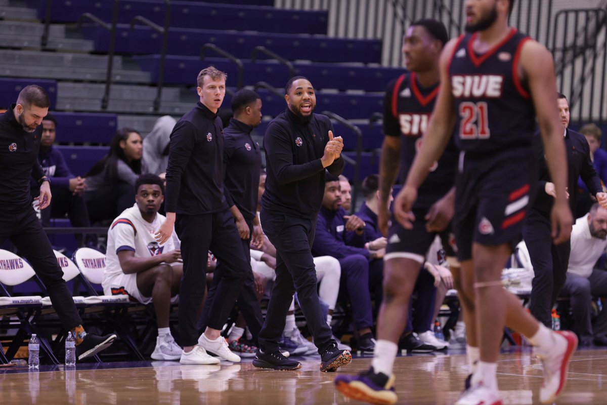 __CoachDJ's tweet photo. Year 3 complete ✅ 
Thank you God for the opportunity !
A great step in the right direction in Martin, TN. Huge thanks to the community &amp; our fans. Grateful for this wonderful group of players &amp; staff that I got to be around everyday ! https://t.co/wh12Tb1aSE