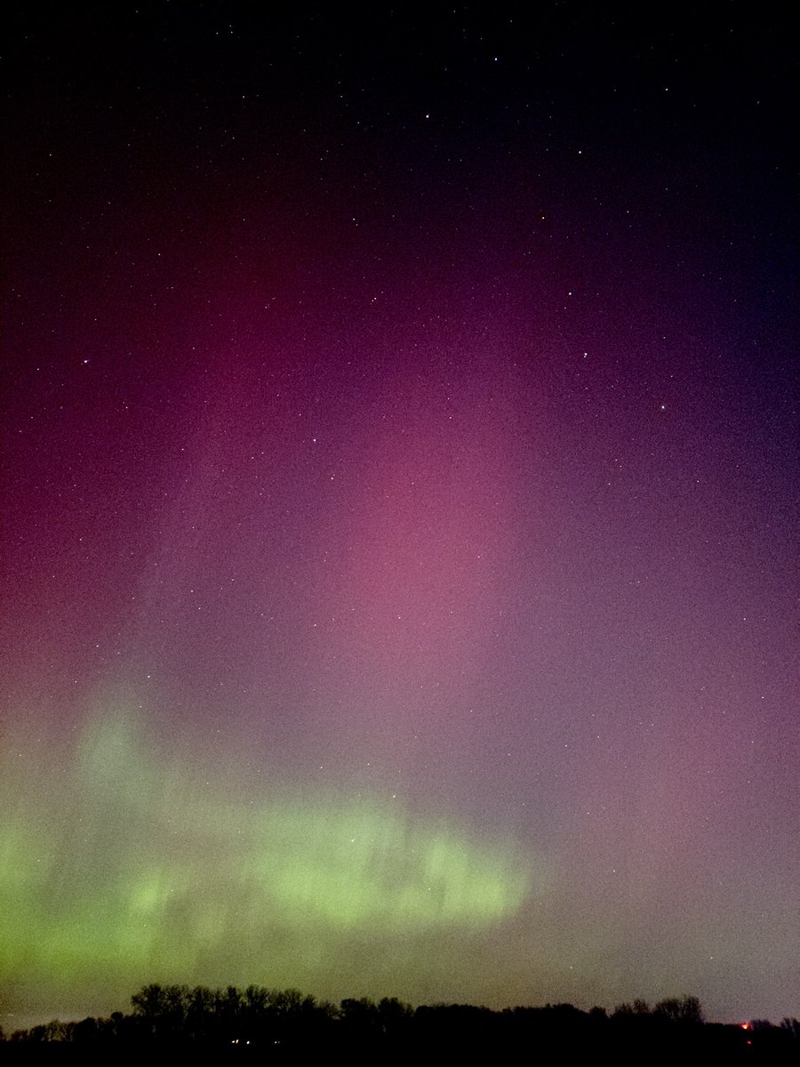 Aurora Borealis in Northern Iowa with an appearance by the Big Dipper.
#auroraborealis #northernlights #bigdipper #ursamajor #bigdipper #iPhone14ProMax #longexposure