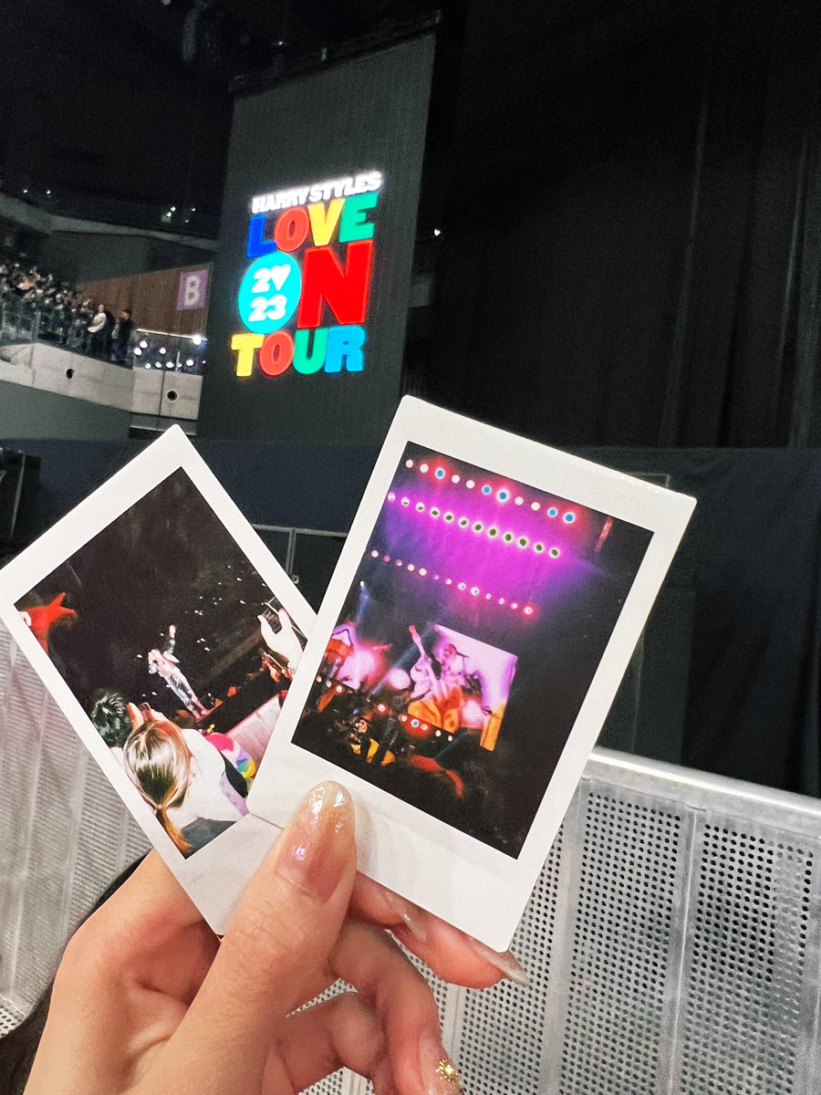risarose1225's tweet photo. Finally💙🧡💛💚#LoveOnTourTokyo 
@Harry_Styles Love🫶🌹✨ https://t.co/f8g8ByyX9o