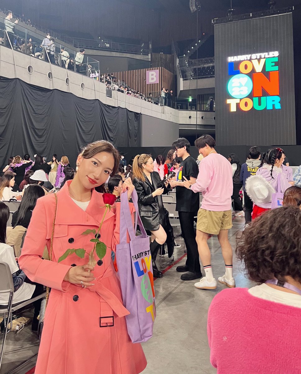 risarose1225's tweet photo. Finally💙🧡💛💚#LoveOnTourTokyo 
@Harry_Styles Love🫶🌹✨ https://t.co/f8g8ByyX9o
