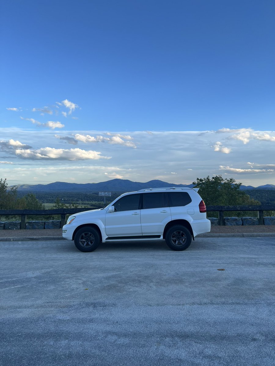 frostyfourlokos's tweet photo. Best two car solution 🫡 https://t.co/B07L8tNK3K