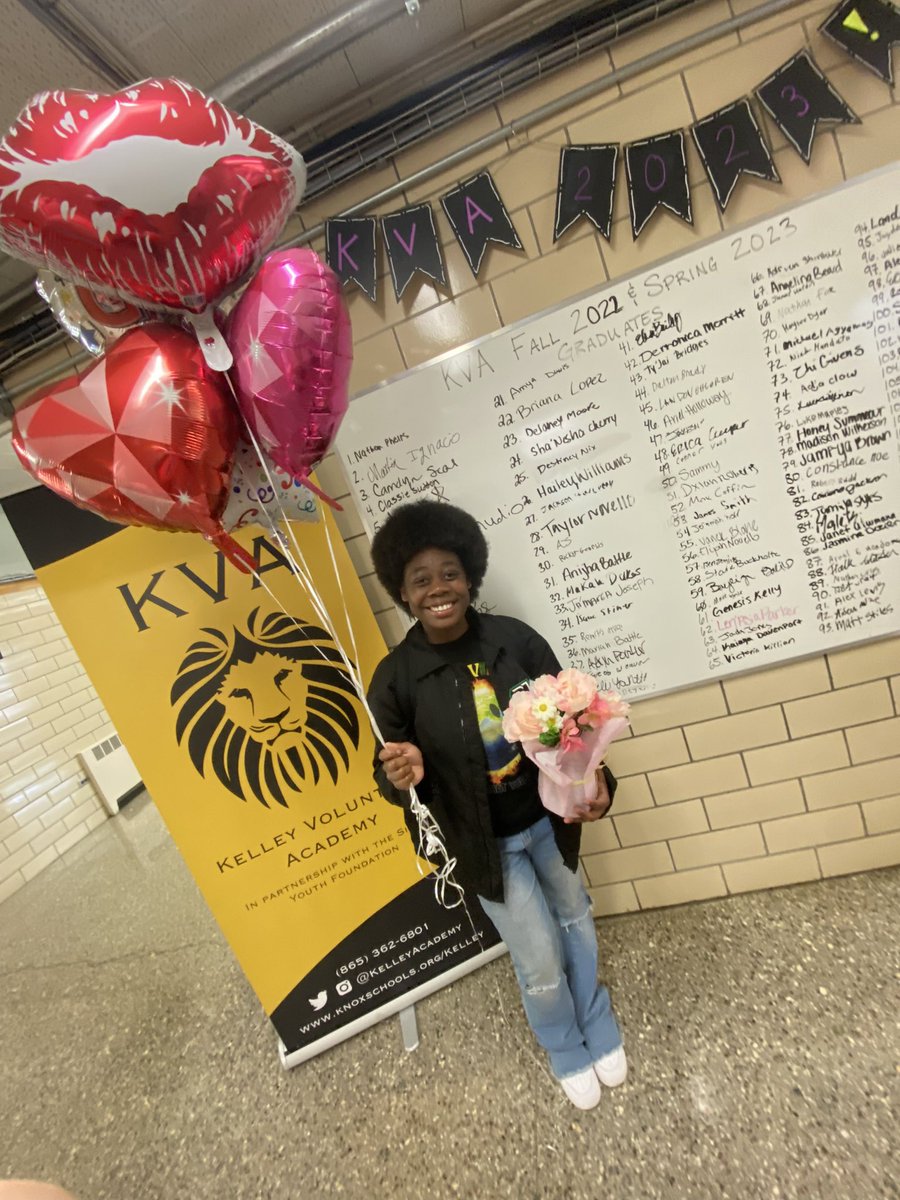 Starting off the Monday right this week! Congrats to Ari for getting the job done. 💛🎓🖤She has been a pleasure! She certainly deserves these balloons and beautiful flowers! <a href="/CHSbobcatcouns1/">CHS Bobcat Counseling</a> <a href="/simon_youth/">Simon Youth Foundation</a>