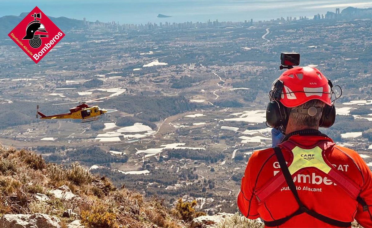 BomberosDipuALC's tweet photo. Una chica de 47 años tuvo un resbalón en la tarde ayer en el fuerte de Bernia, con la mala suerte de fracturarse un tobillo por lo que tuvimos que realizar rescate y colocarle una férula. El helicóptero la llevó camino al parque de san vicente donde le esperaba una SVB
#CPBA https://t.co/Kfk0Ep7L8V