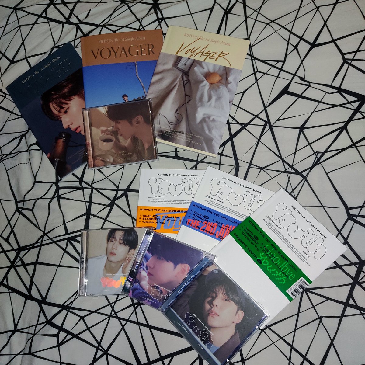 softjinxed's tweet image. oof, can&apos;t believe they finally arrived! waited for a whole year and it was worth it 🥰
the albums are just incredible!!
#imxinterstellarproofs @imxinterstellar thanks 💗