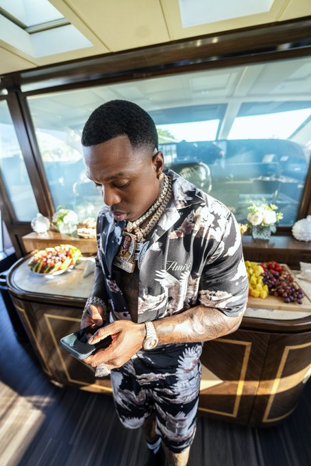 2 pic. Some of ya&rsquo;ll don&rsquo;t clap for others that&rsquo;s why it&rsquo;ll never be your turn. https://t.co/nHBGKVg